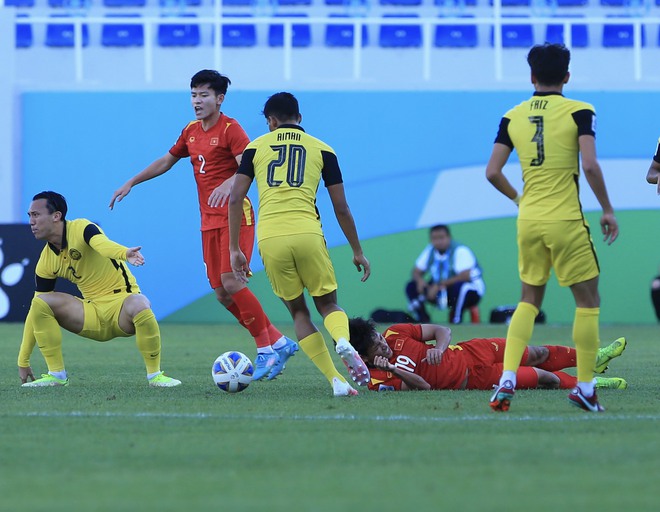 Cầu thủ U23 Việt Nam liên tiếp bị phạm lỗi, hiền như Tuấn Tài cũng phải nổi nóng để bảo vệ đồng đội - Ảnh 1.