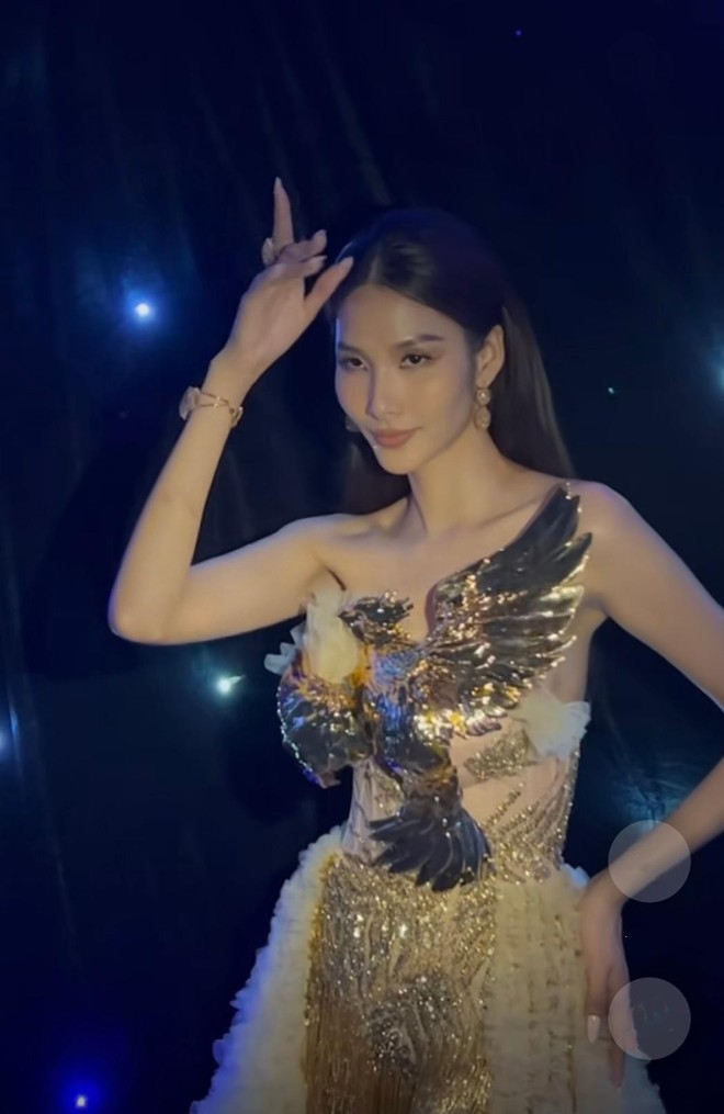 C&ugrave;ng mặc v&aacute;y phượng ho&agrave;ng lộng lẫy, Đỗ Thị H&agrave; - Ho&agrave;ng Th&ugrave;y khoe trọn đ&ocirc;i ch&acirc;n d&agrave;i thẳng tắp - Ảnh 8.