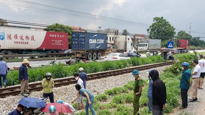 Vượt đường sắt, một thanh niên tử vong do va chạm với tàu hỏa - Ảnh 1.