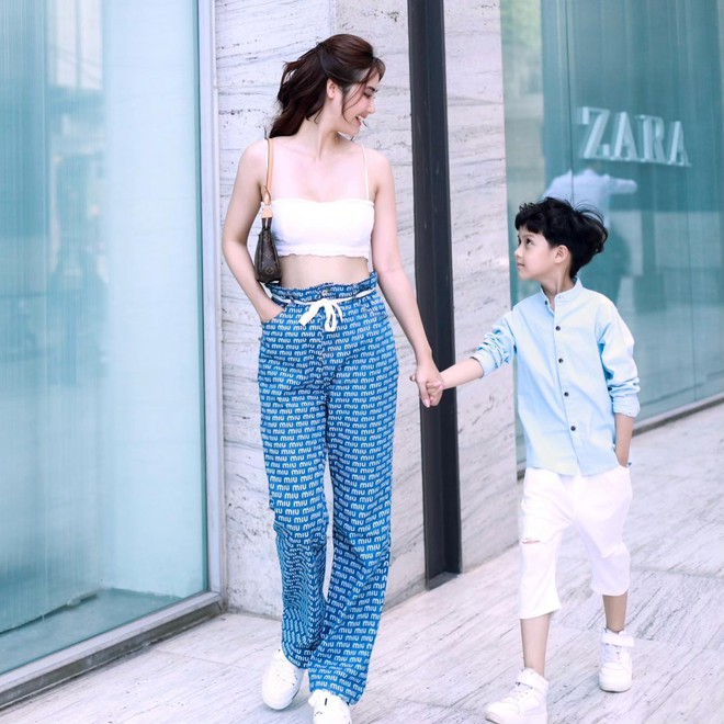 Huyền Lizzie chuyên mặc áo crop top khoe eo thon: Cách mix đồ duyên dáng chứ không hề phô phang - Ảnh 2.