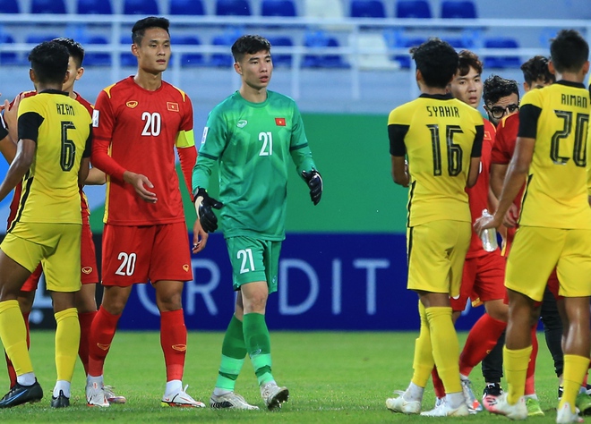 Quá rảnh rỗi, thủ môn U23 Việt Nam lên giữa sân chuyền bóng với đồng đội - Ảnh 1.