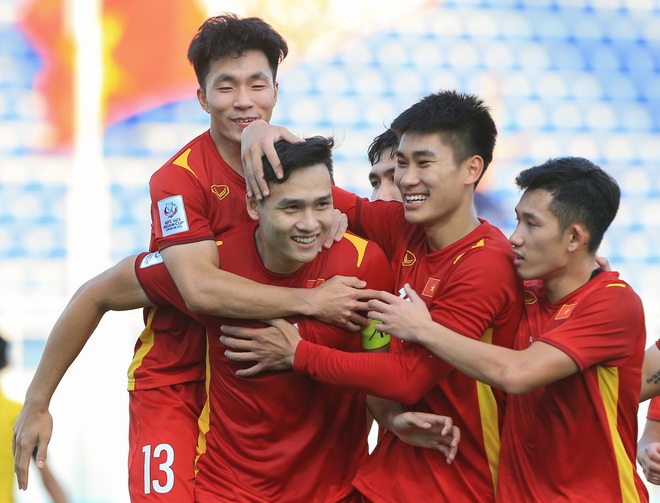 U23 Thái Lan thủng lưới, CĐV phát loa báo tin cho U23 Việt Nam ngay tại sân - Ảnh 8.