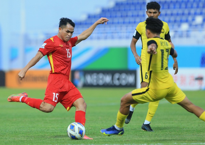 Cầu thủ U23 Việt Nam nằm ra sân thuyết phục trọng tài thổi phạt đền ở trận thắng U23 Malaysia - Ảnh 9.