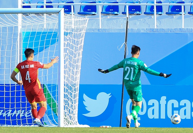 Quá rảnh rỗi, thủ môn U23 Việt Nam lên giữa sân chuyền bóng với đồng đội - Ảnh 5.