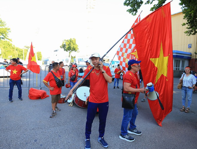 U23 Thái Lan thủng lưới, CĐV phát loa báo tin cho U23 Việt Nam ngay tại sân - Ảnh 3.