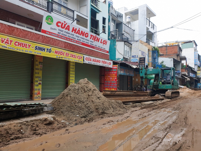 Hơn 100m đường gần s&acirc;n bay T&acirc;n Sơn Nhất l&agrave;m 2 năm chưa xong, mở cửa ra l&agrave; thấy... ống cống - Ảnh 3.