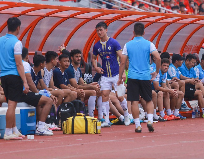 Duy Mạnh chấn thương, chắc chắn vắng mặt ở trận đá bù với Nam Định tại V.League 2022 - Ảnh 1.