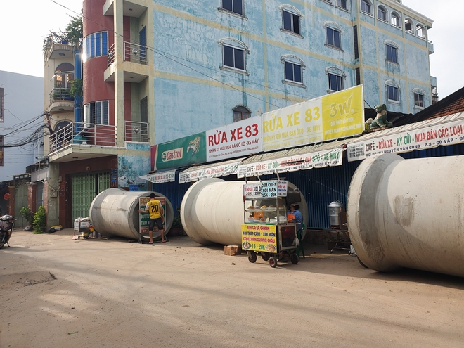 Hơn 100m đường gần s&acirc;n bay T&acirc;n Sơn Nhất l&agrave;m 2 năm chưa xong, mở cửa ra l&agrave; thấy... ống cống - Ảnh 4.