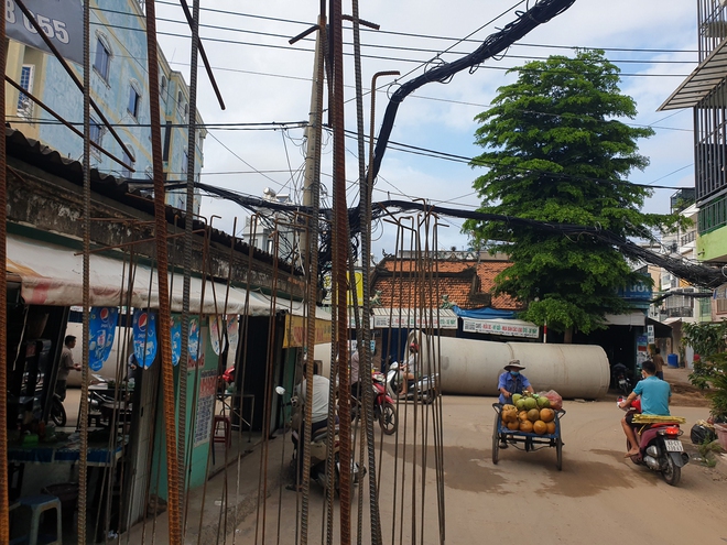 Hơn 100m đường gần s&acirc;n bay T&acirc;n Sơn Nhất l&agrave;m 2 năm chưa xong, mở cửa ra l&agrave; thấy... ống cống - Ảnh 8.