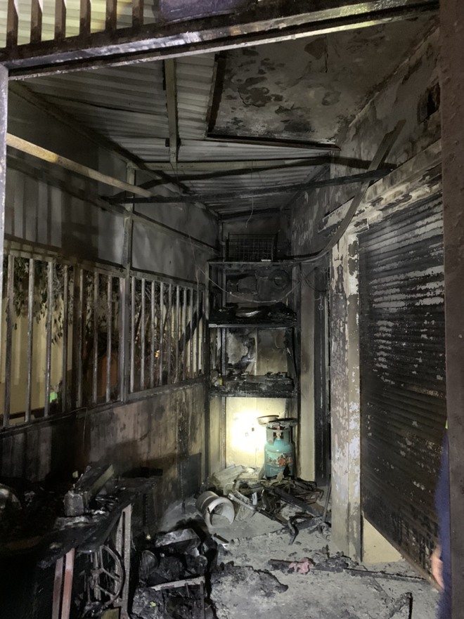 Hà Nội: Cảnh sát phá cửa, cứu sống 5 người trong một gia đình sau đám cháy trong đêm - Ảnh 2