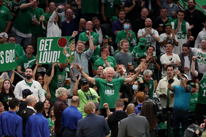 CĐV Boston Celtics ăn mừng chiến thắng sau 12 năm thiếu vắng Chung kết NBA - Ảnh 8.