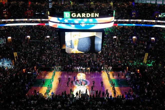 CĐV Boston Celtics ăn mừng chiến thắng sau 12 năm thiếu vắng Chung kết NBA - Ảnh 4.