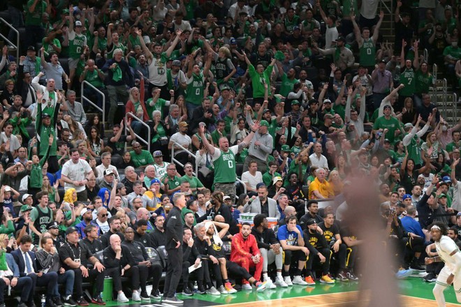 CĐV Boston Celtics ăn mừng chiến thắng sau 12 năm thiếu vắng Chung kết NBA - Ảnh 9.