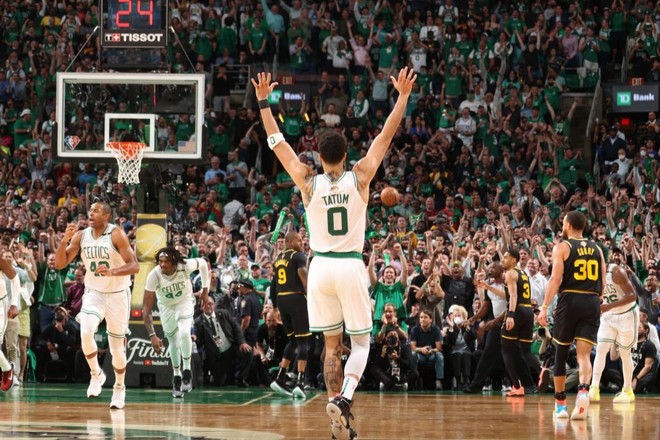 CĐV Boston Celtics ăn mừng chiến thắng sau 12 năm thiếu vắng Chung kết NBA - Ảnh 10.