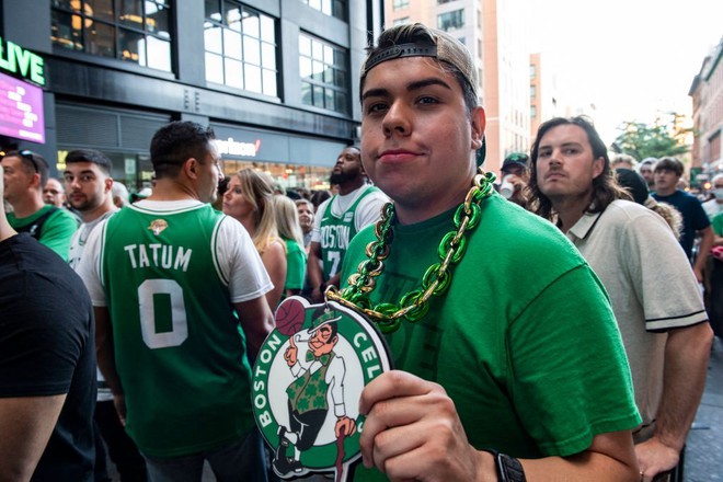 CĐV Boston Celtics ăn mừng chiến thắng sau 12 năm thiếu vắng Chung kết NBA - Ảnh 2.