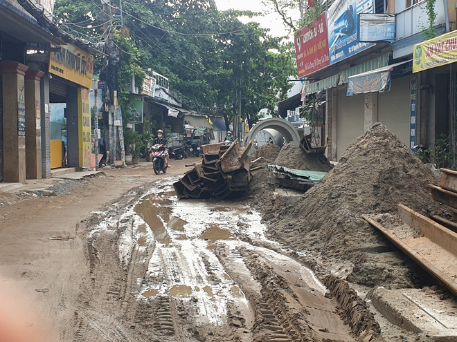 Hơn 100m đường gần s&acirc;n bay T&acirc;n Sơn Nhất l&agrave;m 2 năm chưa xong, mở cửa ra l&agrave; thấy... ống cống - Ảnh 12.