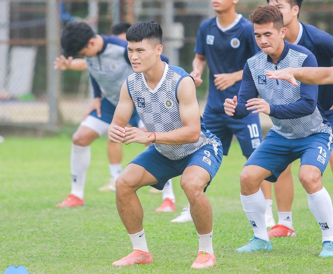 Duy Mạnh chấn thương, chắc chắn vắng mặt ở trận đá bù với Nam Định tại V.League 2022 - Ảnh 4.