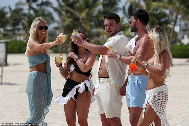 Dàn sao truyền hình Anh “bốc lửa” với bikini trong buổi quay phim trên bãi biển - Ảnh 1.