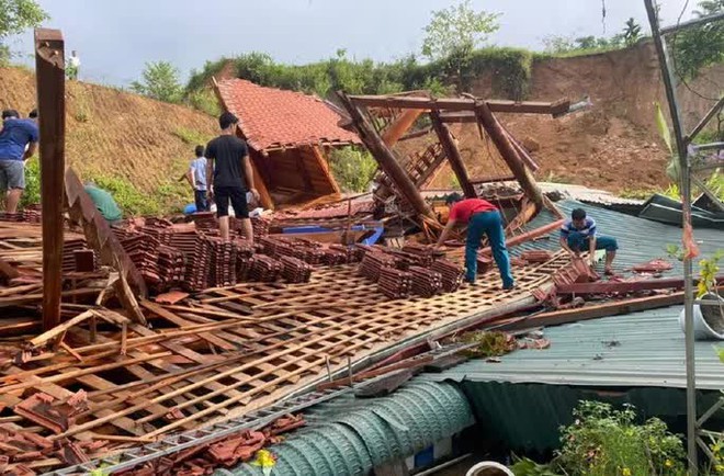 Sạt lở đất gây sập nhà, cặp vợ chồng cùng con trai may mắn thoát chết - Ảnh 1.