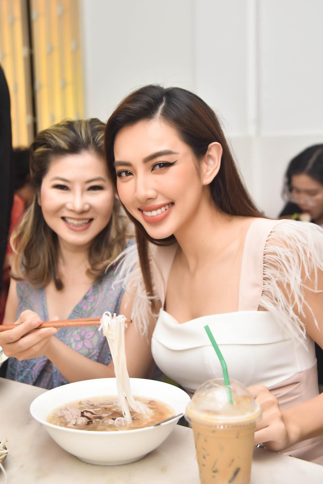 Hoa hậu Thùy Tiên đưa top 10 Miss Grand Thái Lan đi ăn phở trước khi rời Việt Nam - Ảnh 2.