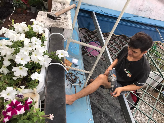 Cặp vợ chồng cải tạo ban c&ocirc;ng nhỏ th&agrave;nh nơi ngập c&acirc;y xanh v&agrave; gi&oacute; m&aacute;t chỉ với 5 triệu đồng - Ảnh 3.