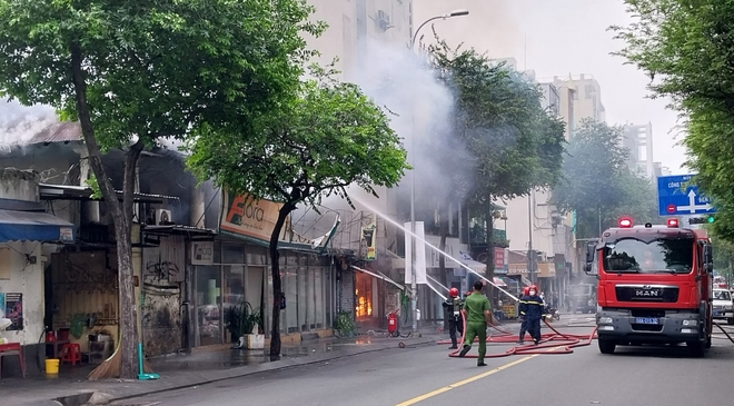 Cửa hàng tranh ở trung tâm TP.HCM cháy ngùn ngụt, nhiều người tháo chạy - Ảnh 1