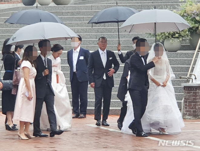 Con rể Hyundai từng du học trường top ở Mỹ, gây ấn tượng vì hành động lịch thiệp với vợ trong lễ cưới - Ảnh 1.