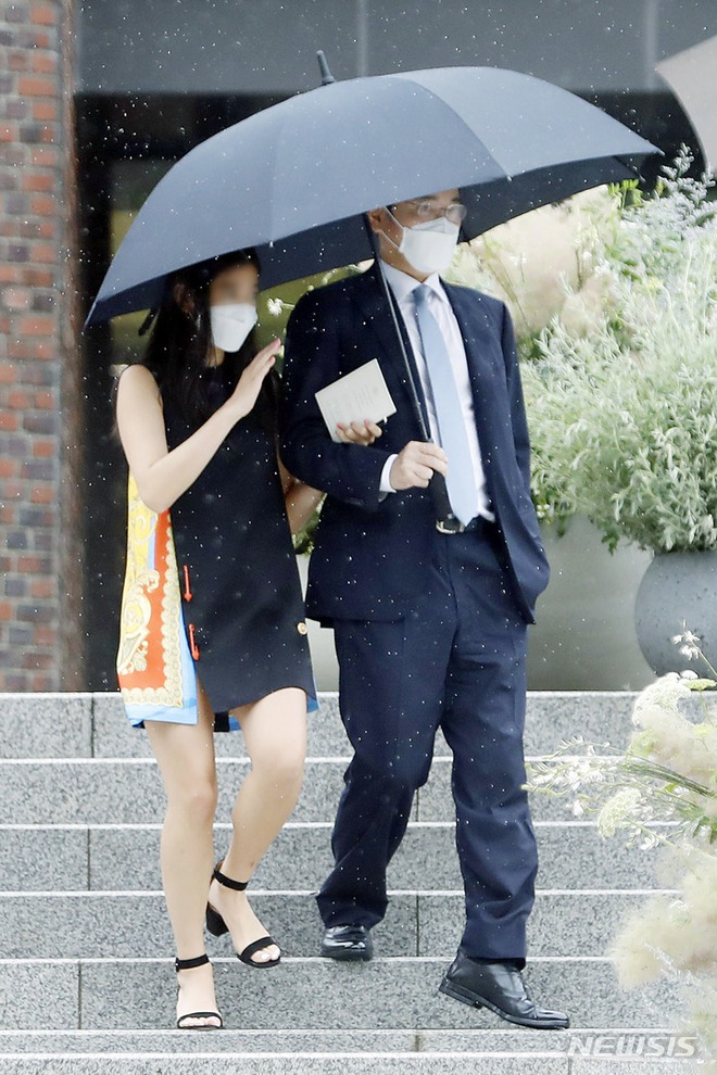 Con rể Hyundai từng du học trường top ở Mỹ, gây ấn tượng vì hành động lịch thiệp với vợ trong lễ cưới - Ảnh 2.