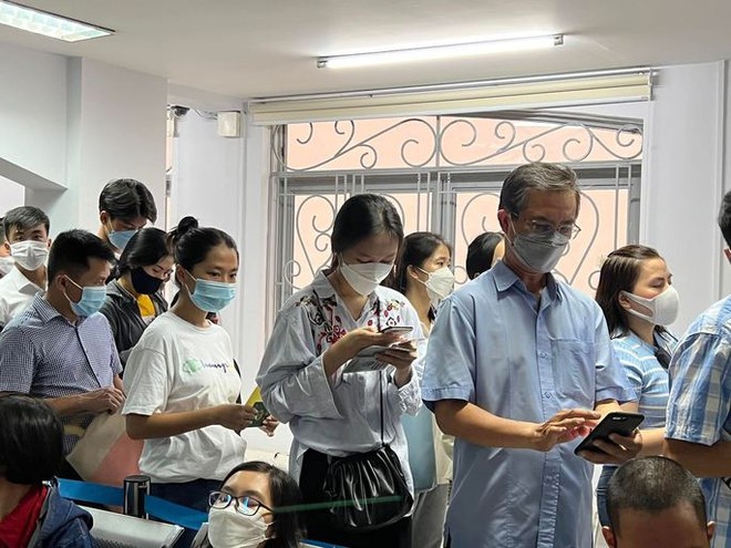 Hàng ngàn người ở TP HCM chen chân làm hộ chiếu mẫu mới  - Ảnh 13.
