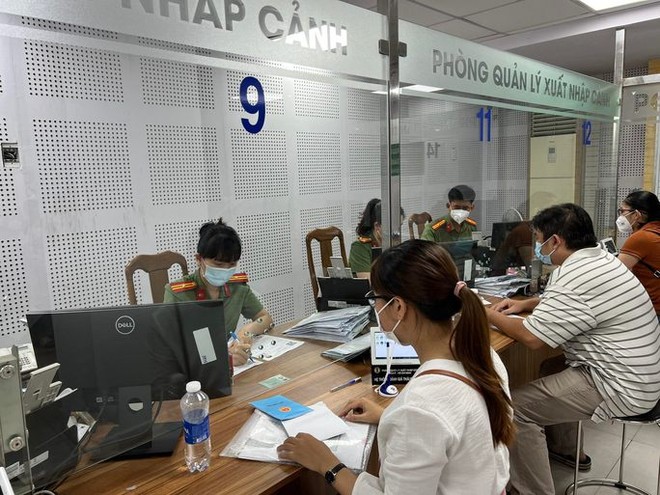  Hàng ngàn người ở TP HCM chen chân làm hộ chiếu mẫu mới  - Ảnh 5.