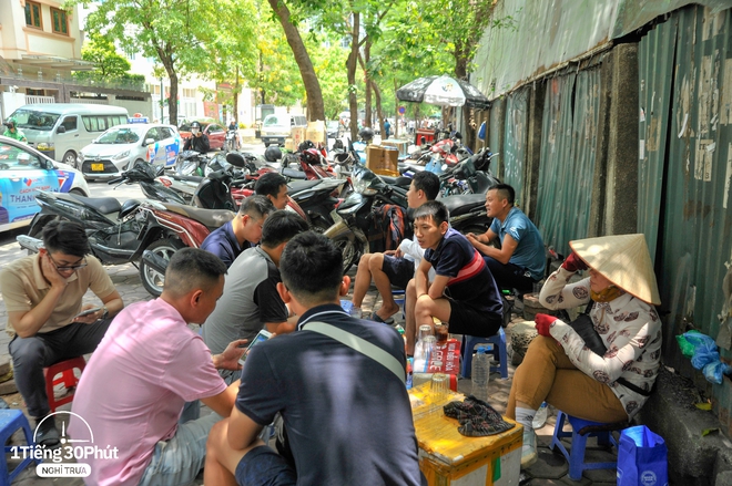 Không ngủ trưa, nhân viên văn phòng Hà Nội chọn làm cốc trà đá chém gió thành thú vui vào giờ nghỉ, mọi drama hay cơn stress được xả hết từ đây? - Ảnh 4.