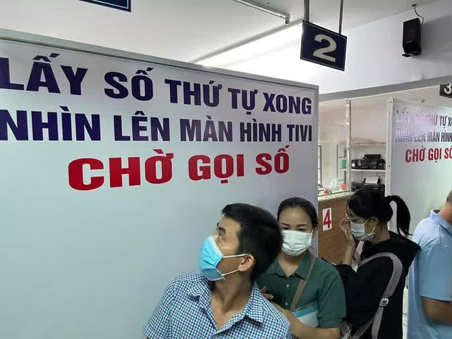  Hàng ngàn người ở TP HCM chen chân làm hộ chiếu mẫu mới  - Ảnh 9.