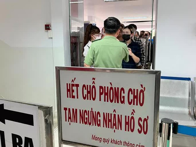  Hàng ngàn người ở TP HCM chen chân làm hộ chiếu mẫu mới  - Ảnh 10.