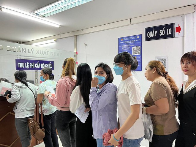  Hàng ngàn người ở TP HCM chen chân làm hộ chiếu mẫu mới  - Ảnh 11.