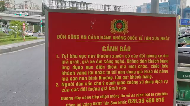 Phóng sự: Tận mắt cảnh móc túi hành khách ngay tại sân bay Tân Sơn Nhất của đội ngũ xe công nghệ, taxi dù - Ảnh 2.