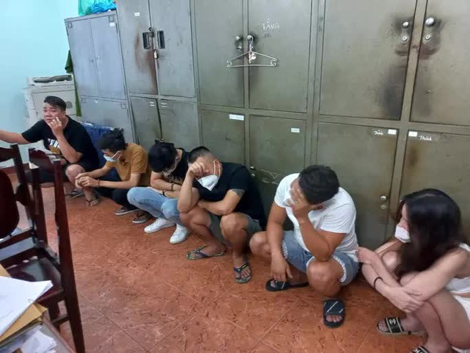 Đột kích quán bar Vip Lounge Biên Hòa, cảnh sát phát hiện nhiều dân chơi dương tính với ma túy - Ảnh 1.