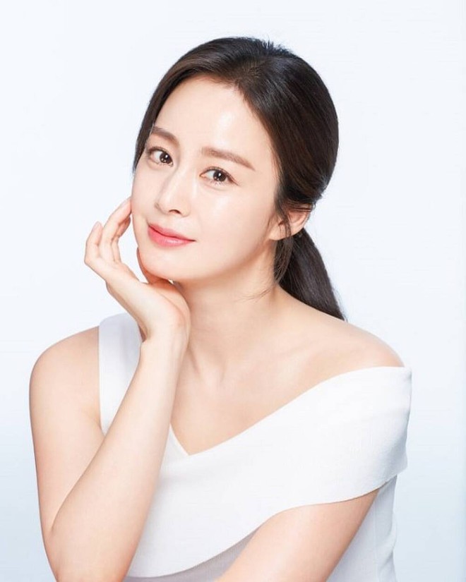 Kim Tae Hee ở tuổi U40 vẫn tự tin thả dáng cực chuẩn trên bãi biển - Ảnh 6.