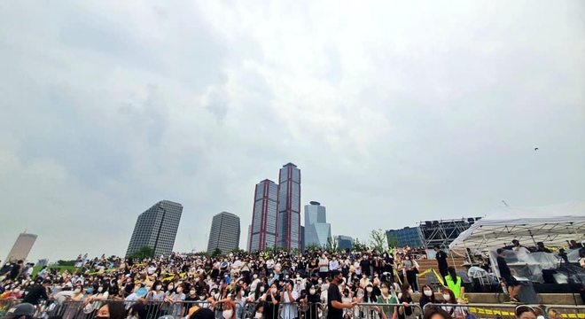 Anh trai BLACKPINK tổ chức concert đại náo sông Hàn: Fan đông không tưởng, đến cụ ông cũng nhún nhảy theo! - Ảnh 4.