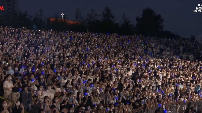 Anh trai BLACKPINK tổ chức concert đại náo sông Hàn: Fan đông không tưởng, đến cụ ông cũng nhún nhảy theo! - Ảnh 5.