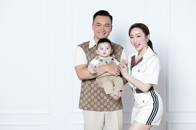 Vợ Chi Bảo khoe ảnh hạnh phúc bên chồng con, tiết lộ giảm 15kg sau sinh  - Ảnh 1.
