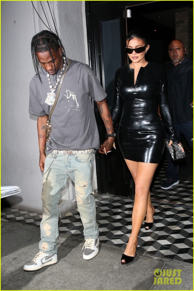 Kylie Jenner diện đầm da bó nóng bỏng đi chơi tối cùng bạn trai - Ảnh 1.