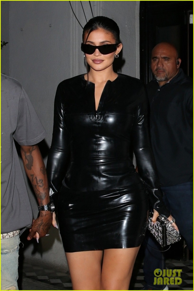 Kylie Jenner diện đầm da bó nóng bỏng đi chơi tối cùng bạn trai - Ảnh 2.