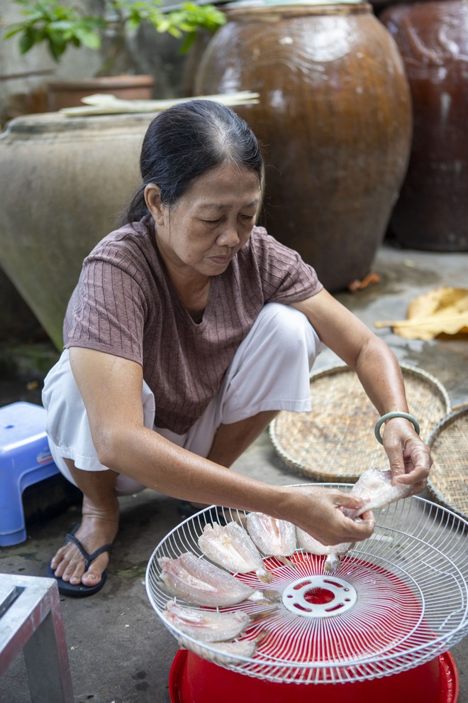 Về miền Tây xem cách người dân làm món cá khô - đặc sản “chữa cháy” bữa cơm mà trong tủ lạnh quanh năm lúc nào cũng phải “trữ” - Ảnh 9.