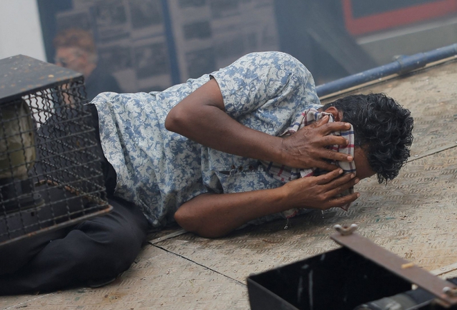 Người biểu tình ở Sri Lanka chiếm tư dinh tổng thống, đốt nhà thủ tướng - Ảnh 3.