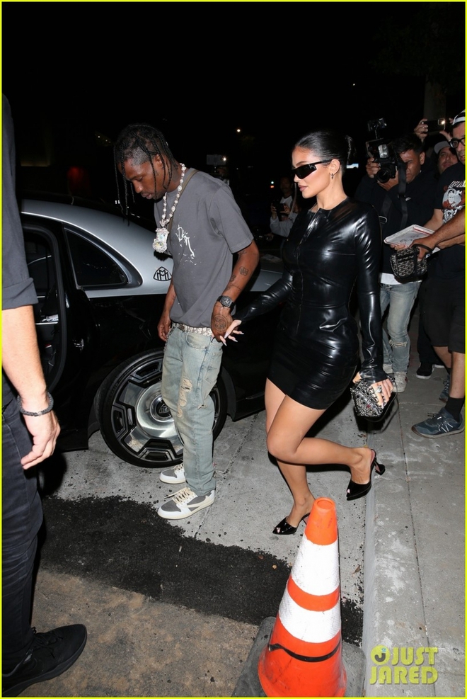 Kylie Jenner diện đầm da bó nóng bỏng đi chơi tối cùng bạn trai - Ảnh 7.
