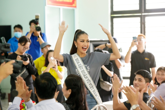 Ngọc Châu về nhà hậu đăng quang: Người dân Tây Ninh vây kín vui như hội, hoa hậu gây chú ý với vẻ ngoài giản dị - Ảnh 6.