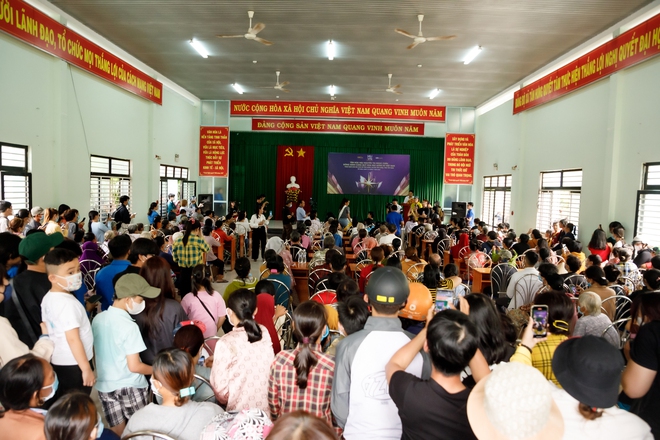 Ngọc Châu về nhà hậu đăng quang: Người dân Tây Ninh vây kín vui như hội, hoa hậu gây chú ý với vẻ ngoài giản dị - Ảnh 2.