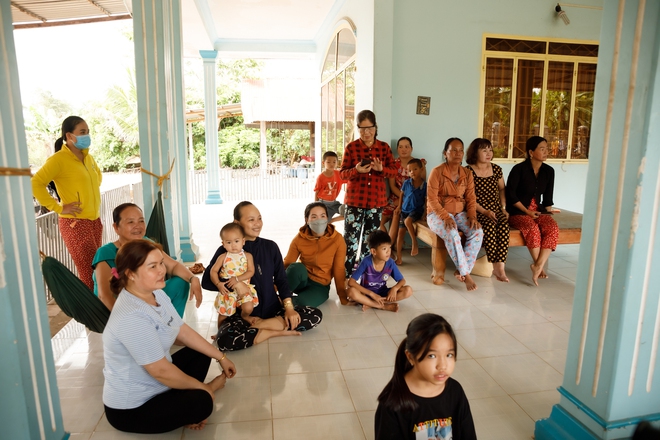 Ngọc Châu về nhà hậu đăng quang: Người dân Tây Ninh vây kín vui như hội, hoa hậu gây chú ý với vẻ ngoài giản dị - Ảnh 12.