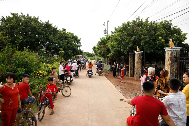 Ngọc Châu về nhà hậu đăng quang: Người dân Tây Ninh vây kín vui như hội, hoa hậu gây chú ý với vẻ ngoài giản dị - Ảnh 14.