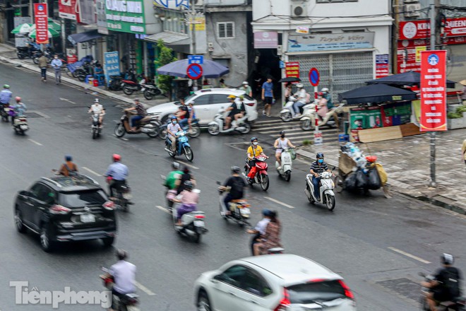 Đường phố Hà Nội tắc không lối thoát sau cơn mưa tầm tã - Ảnh 5.